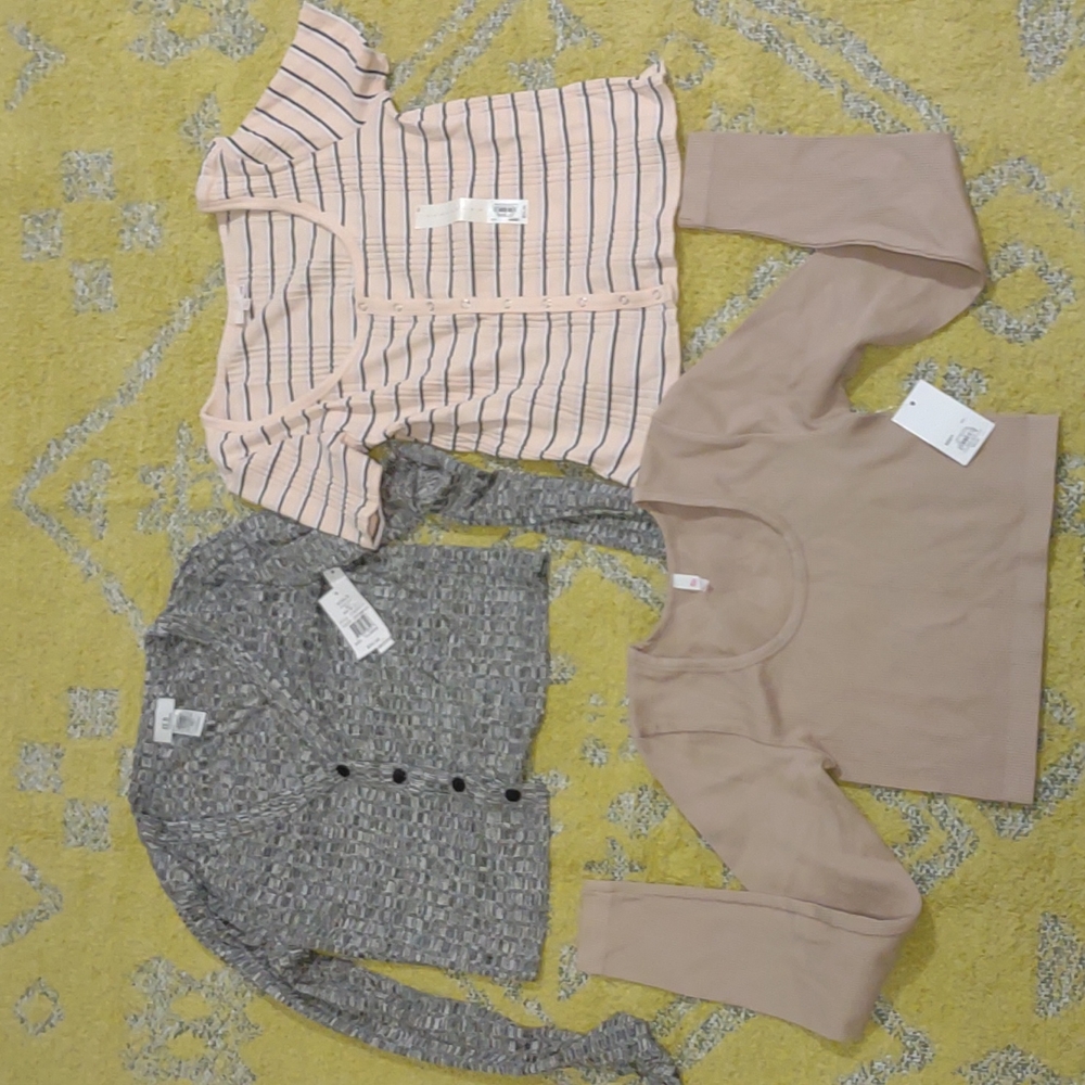 Lot of 3 women's shirts size large & xl. So and Joe b. See photos.